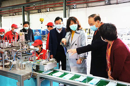 青浦区委副书记杨小菁等领导一行考察米乐m6易游全自动口罩生产流水线设备